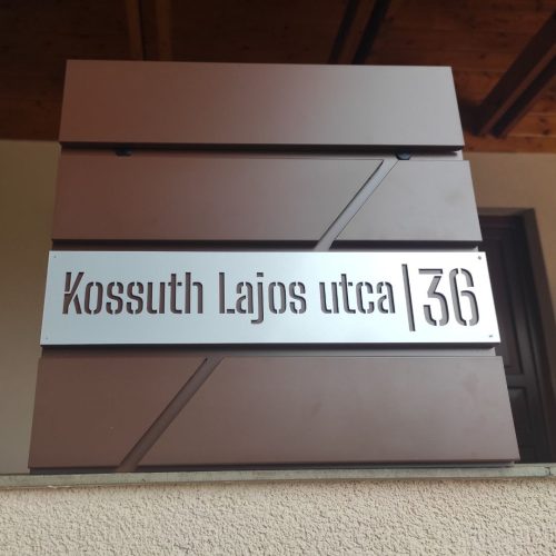 Modern utcaneves hazszamos postalada