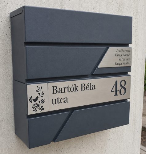 Modern utcaneves hazszamos postalada nepi motivum